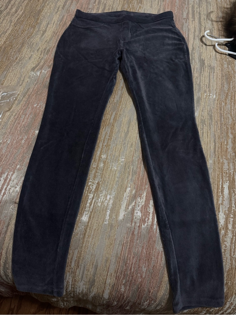 HUE Dark Gray Velour Leggings with Slim Fit